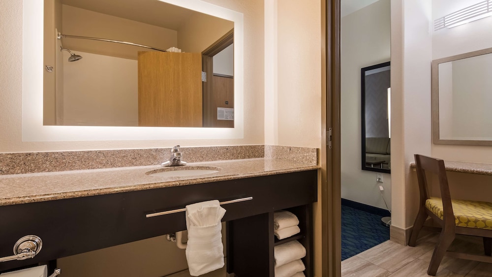 Suite, 1 King Bed, Non Smoking, Refrigerator & Microwave (Oversized Room;with Sofabed) - Photo 2