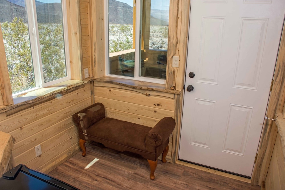 Premium Cabin, 1 Queen Bed, Patio, Mountain View photo 1