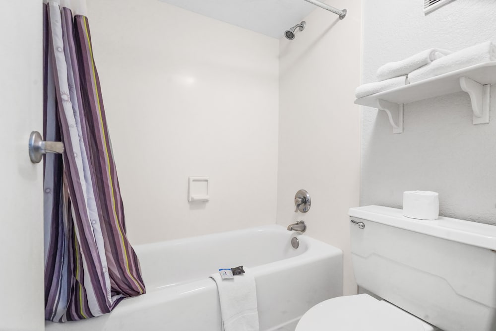 Deluxe Room, 1 King Bed, Non Smoking - Photo 8