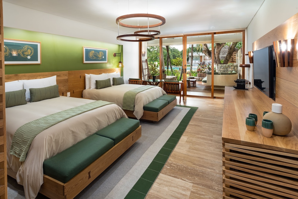 Suite, 1 King Bed (Reef, Beach Access)