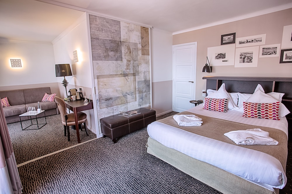 Junior Suite, 1 Queen Bed, Balcony, Sea View (with Sofabed) - Photo 2