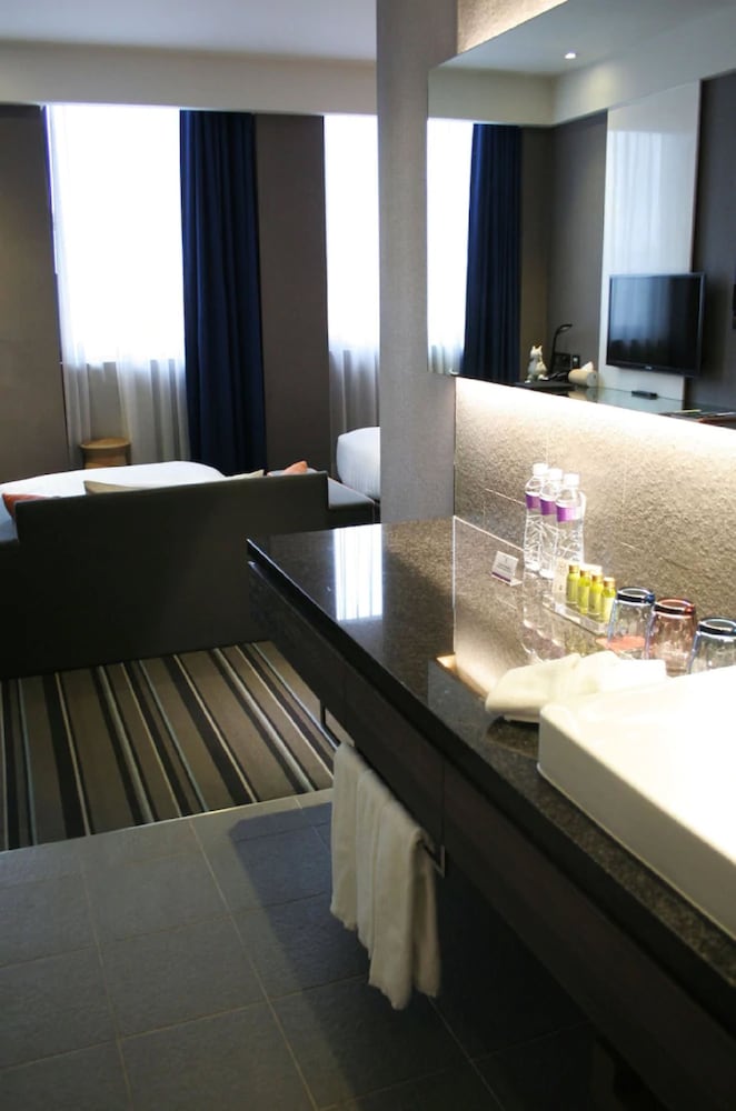 Grand Suite, 1 Double Bed (with extra sofa bed) thumbnail 6