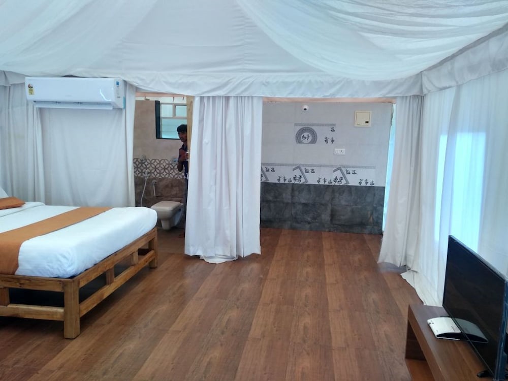 Luxury Tent, 2 Queen Beds photo 3