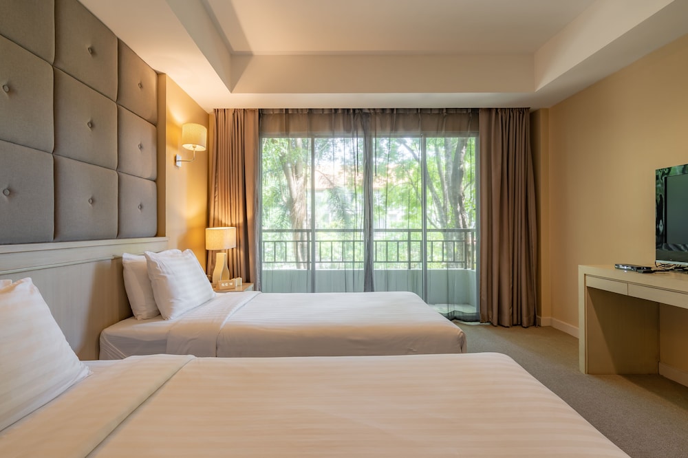Superior Twin Room, Pool View photo 3