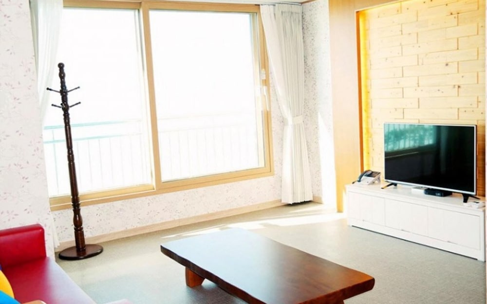 Room (Building 6 Room 202 (Salt Water Hot S)