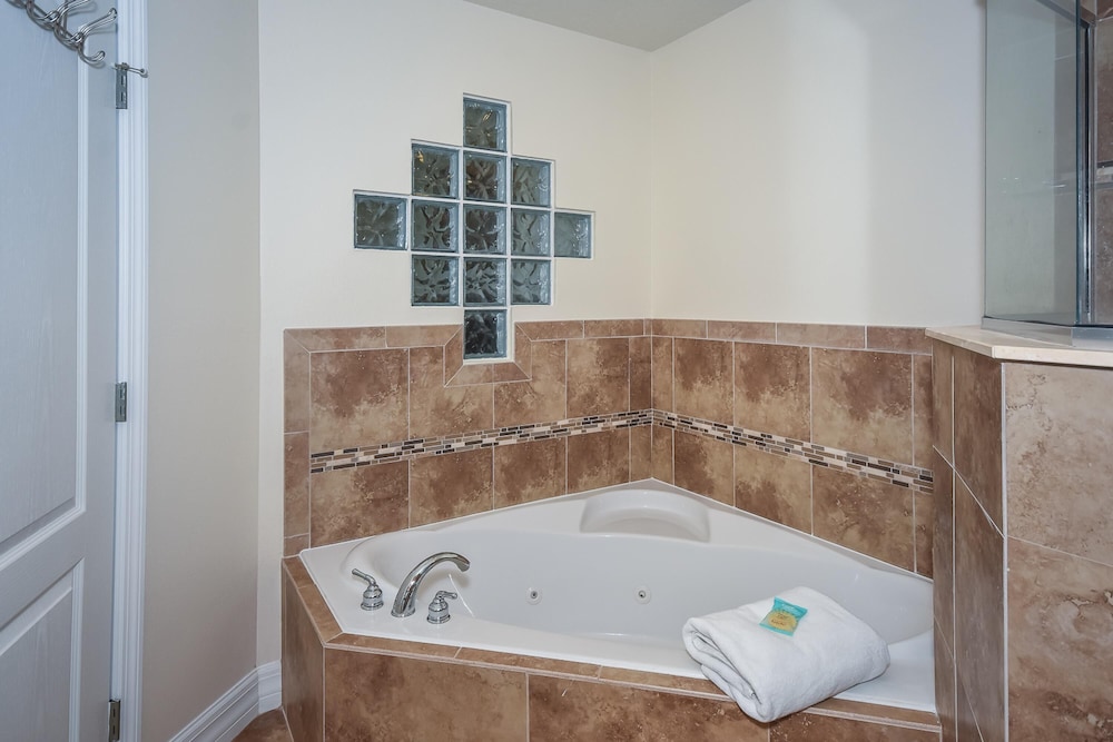 Large Corner Unit at Ocean Walk with Sneak Peak of the Ocean ~ OW20-501, Zdjęcie 42