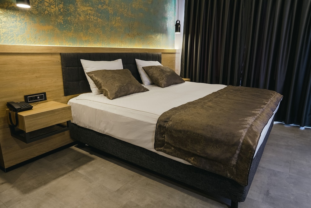 Deluxe Double or Twin Room thumbnail 6