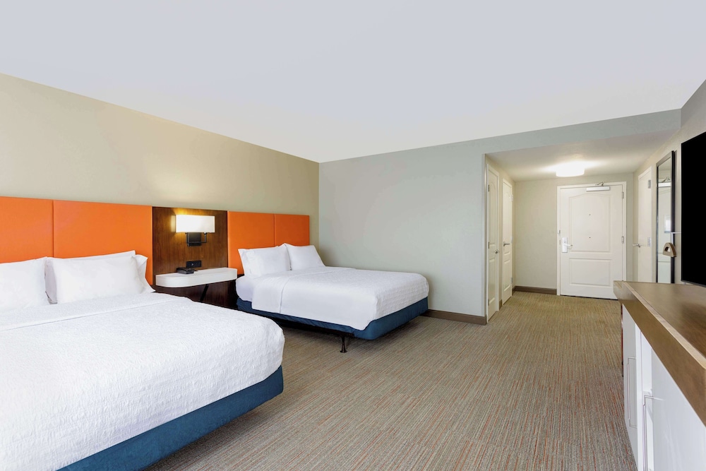 Two Queen Beds, Non-Smoking, Accessible with Bathtub - Photo 2