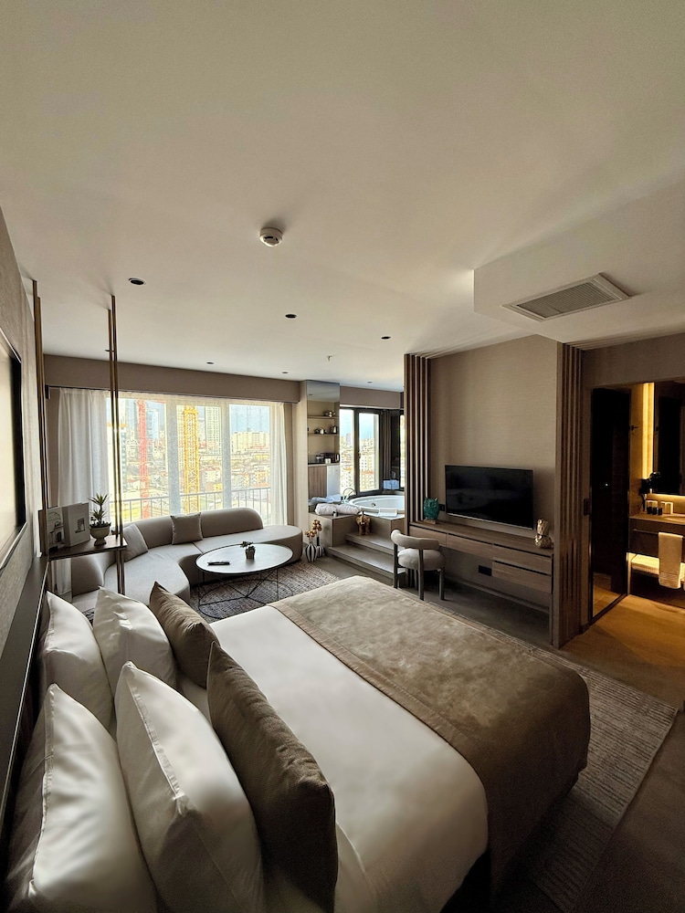 Jacuzzi Suite with City view photo 1