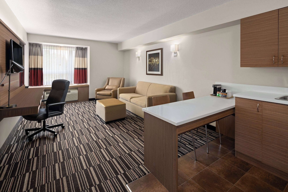 Suite, 1 Queen Bed, Non Smoking photo 1