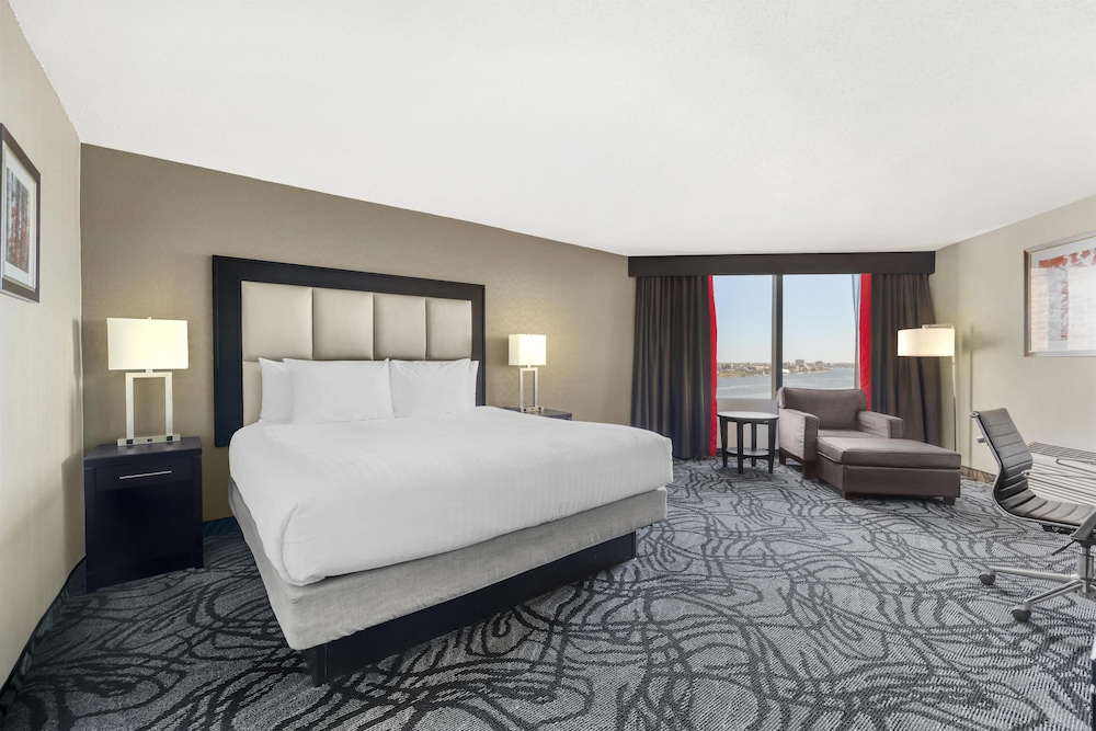 Standard Room, 1 King Bed, Refrigerator, River View - Photo 2
