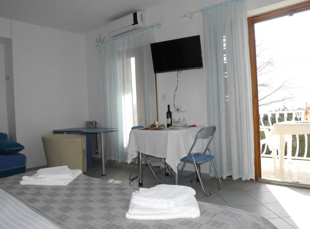 Studio (Studio Apartment 2)