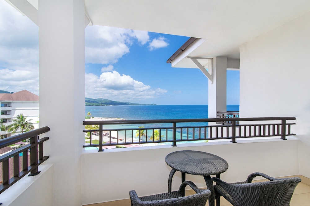 Preferred Club Junior Suite Ocean View Swim-Out King photo 3