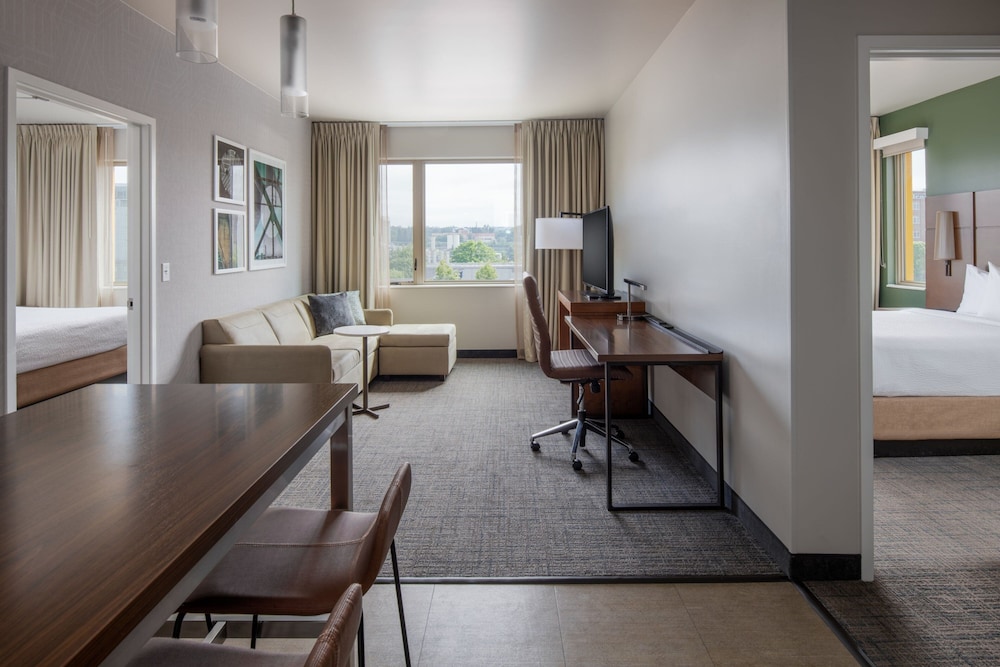 Suite, 2 Bedrooms (Mobility/Hearing Access, Roll-In Shwr)