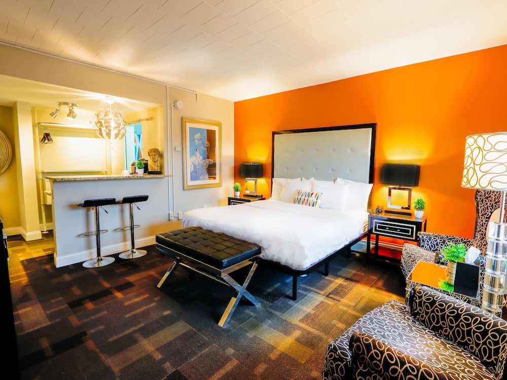Signature, Standard Room, 1 King Bed, Refrigerator & Microwave photo 1