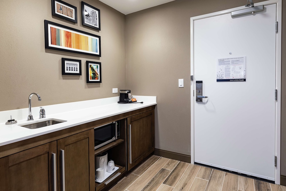 Studio, 1 King Bed, Refrigerator & Microwave (Wet bar) photo 3