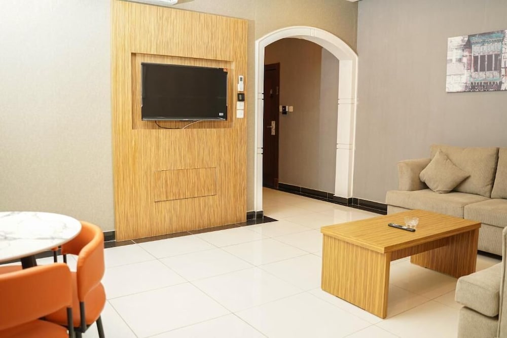 Two Bedroom Deluxe Apartment - Photo 9