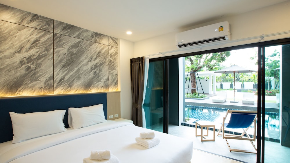 Luxury Premier Pool Access - Photo 2