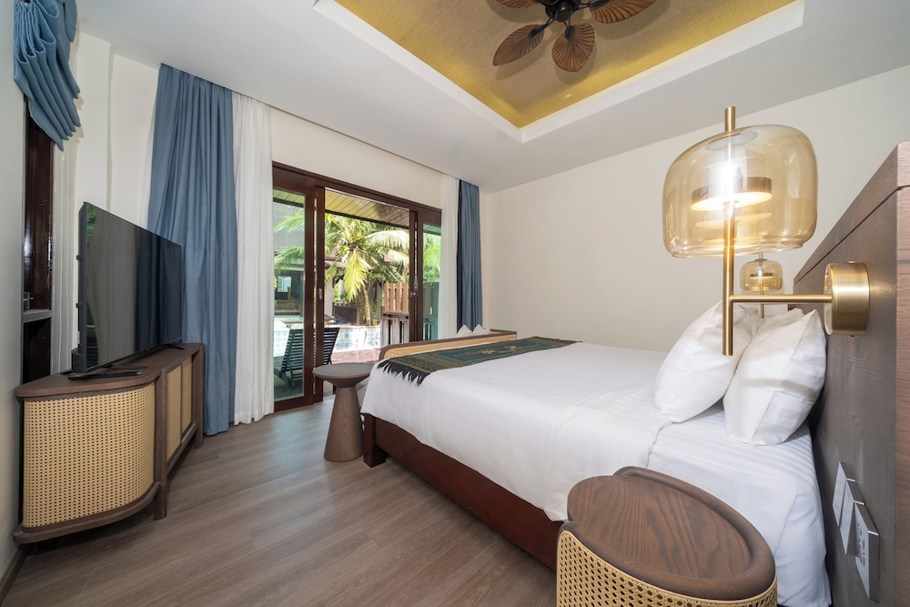 Villa, 1 King Bed, Non Smoking, Pool Access (Bathtub)