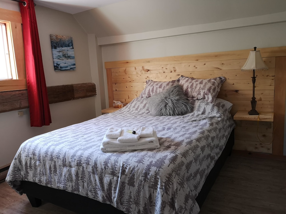 Deluxe Room, 1 Queen Bed, Non Smoking, Garden View