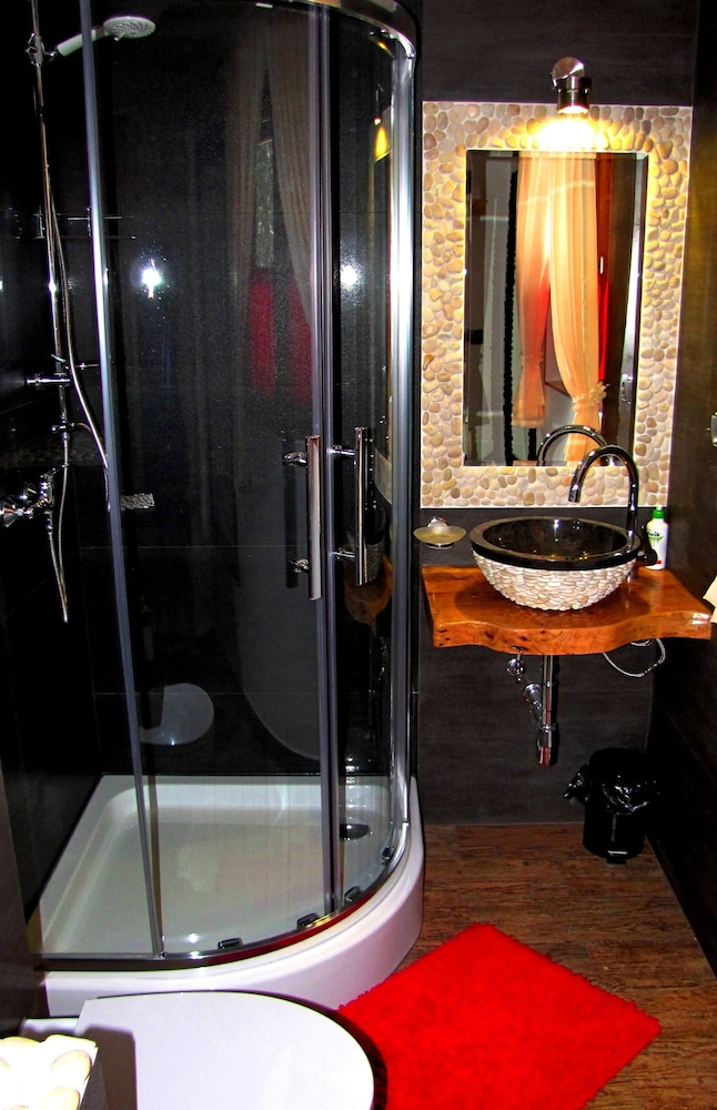 Chalet, 2 Bedrooms, Mountain View (Number 2) photo 3