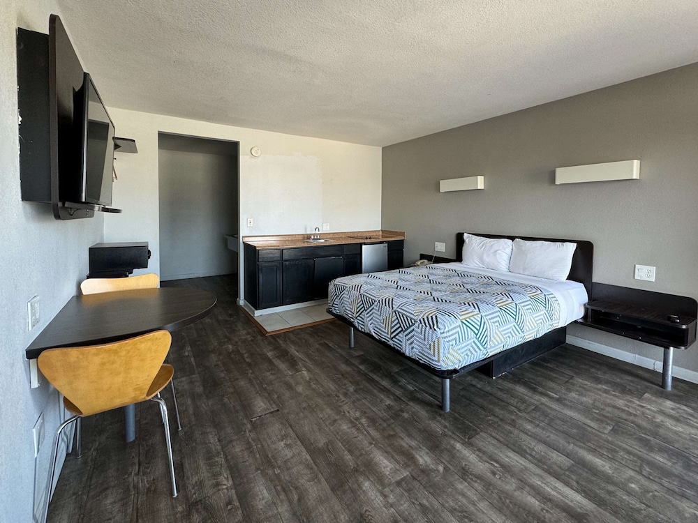 Deluxe Room, 1 Queen Bed, Non Smoking, Kitchenette photo 2