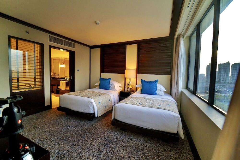Club Suite, 2 Twin Beds (Urban, Monument View) photo 2