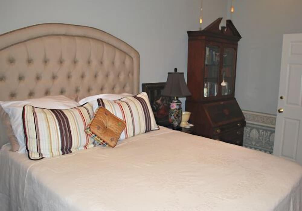Comfort Room, 1 Queen Bed