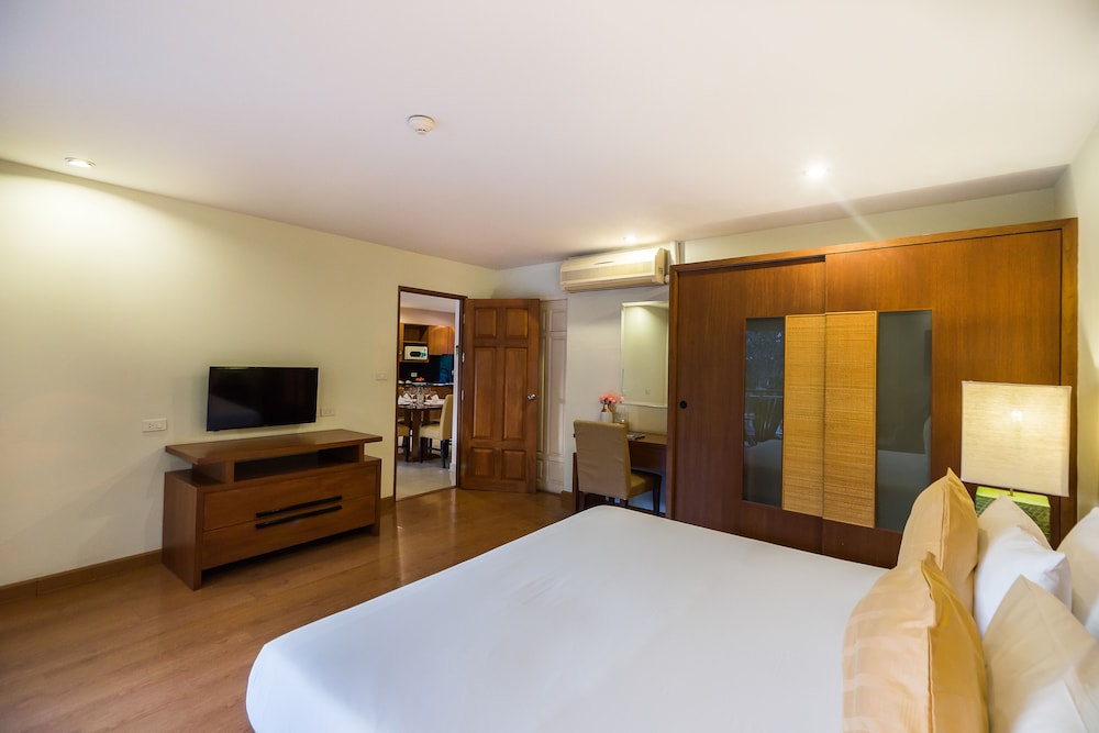 Junior Suite Pool View - No Pets Allowed - Photo 11