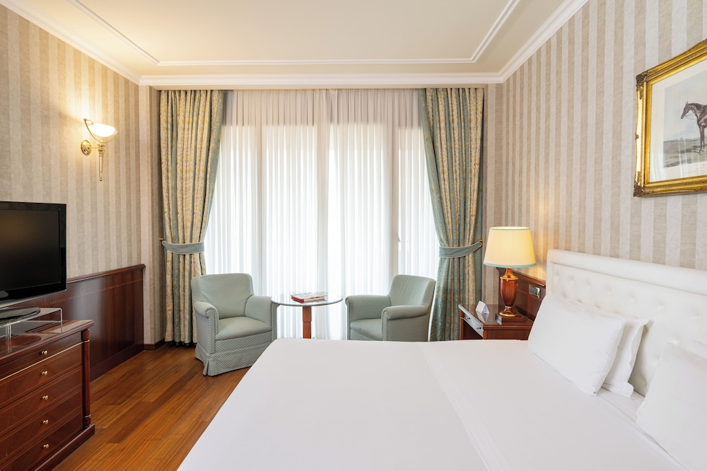 Deluxe Double Room, 1 King Bed thumbnail 6