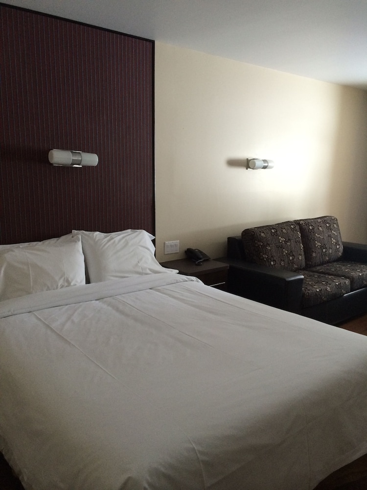 Standard Room, 1 King Bed photo 2
