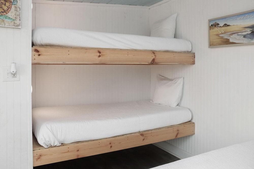 House, Multiple Beds (Livin' Like Larry) photo 2