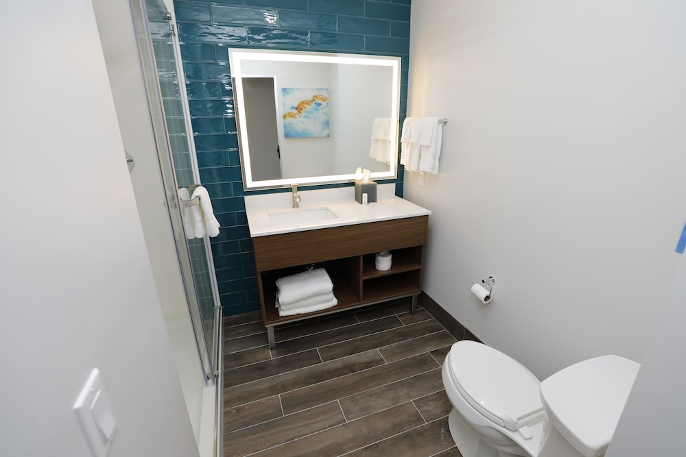 Suite, 1 King Bed, Non Smoking - Photo 2