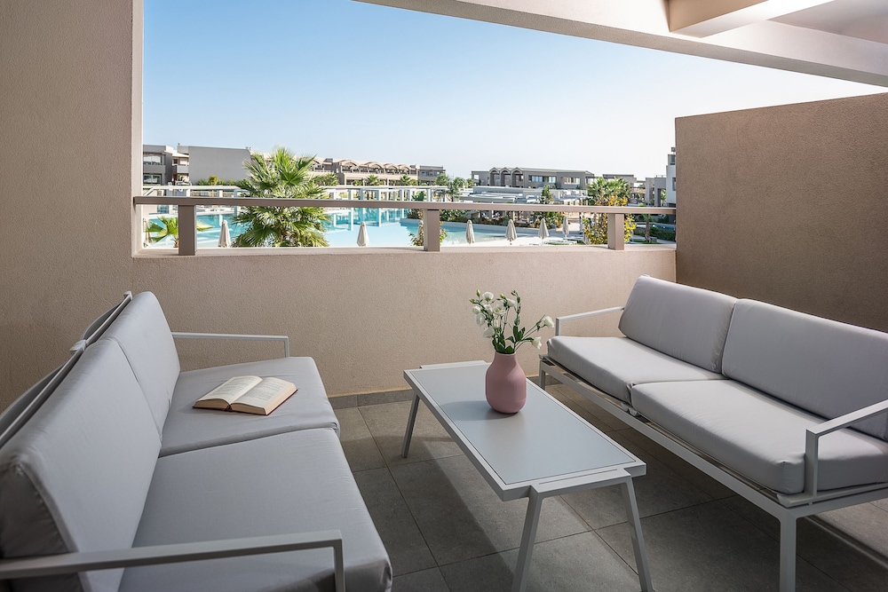 Family Suite, Pool View thumbnail 5