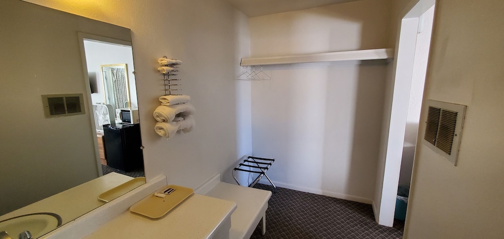 Room, 1 Queen Bed photo 2