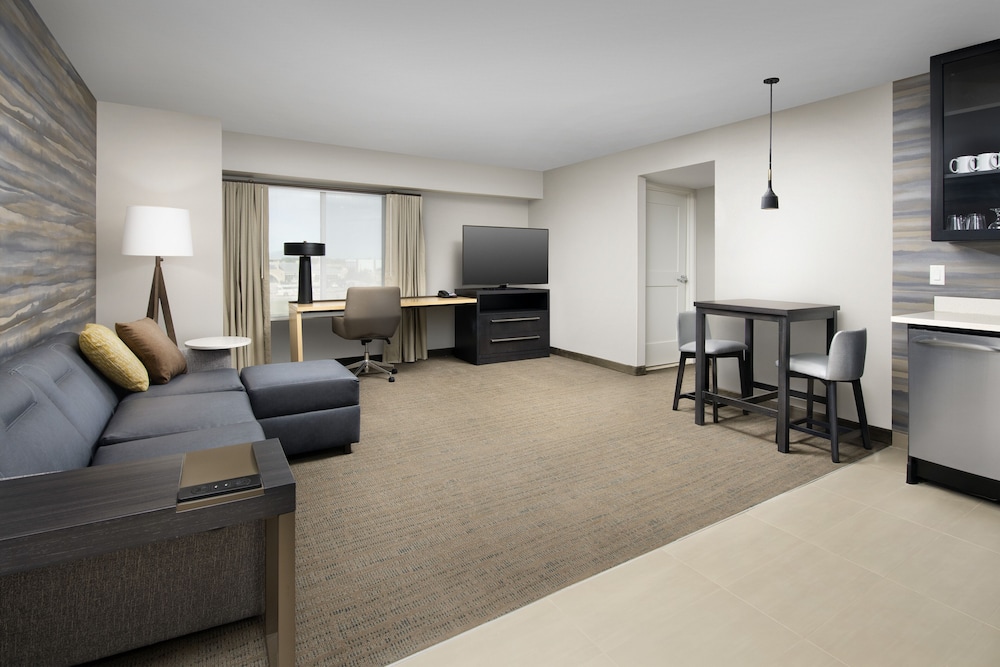 Suite, 1 Bedroom - Photo 18
