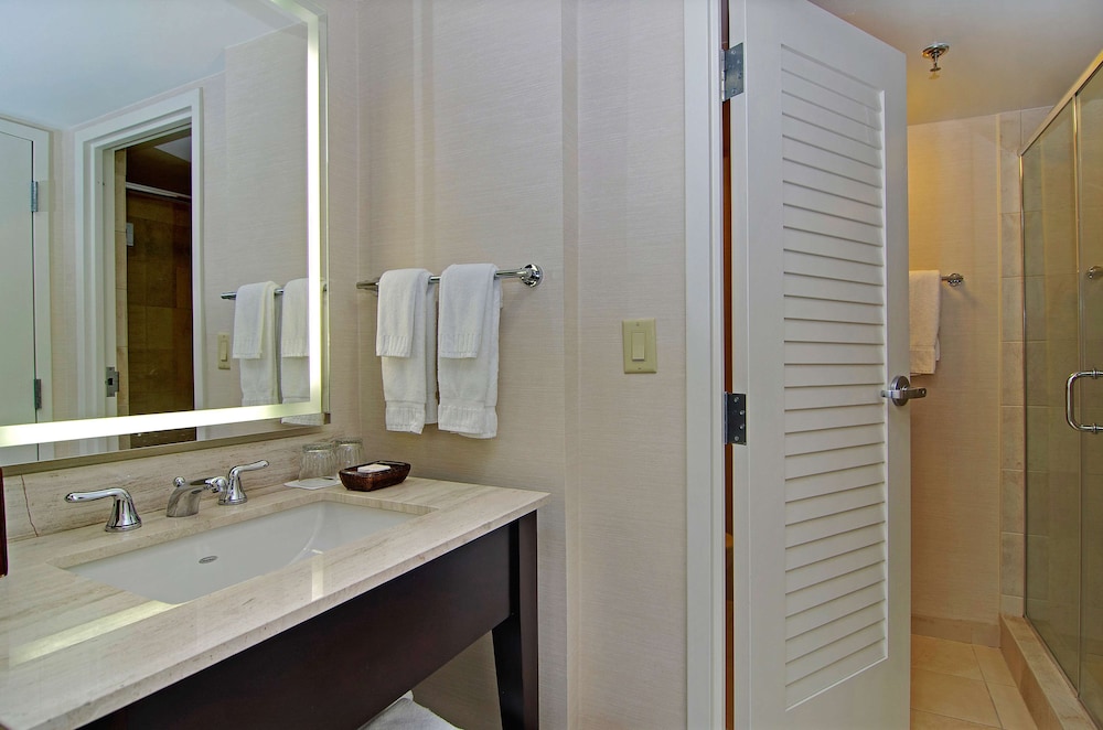 Deluxe Suite, 2 Bedrooms, Tower thumbnail 6