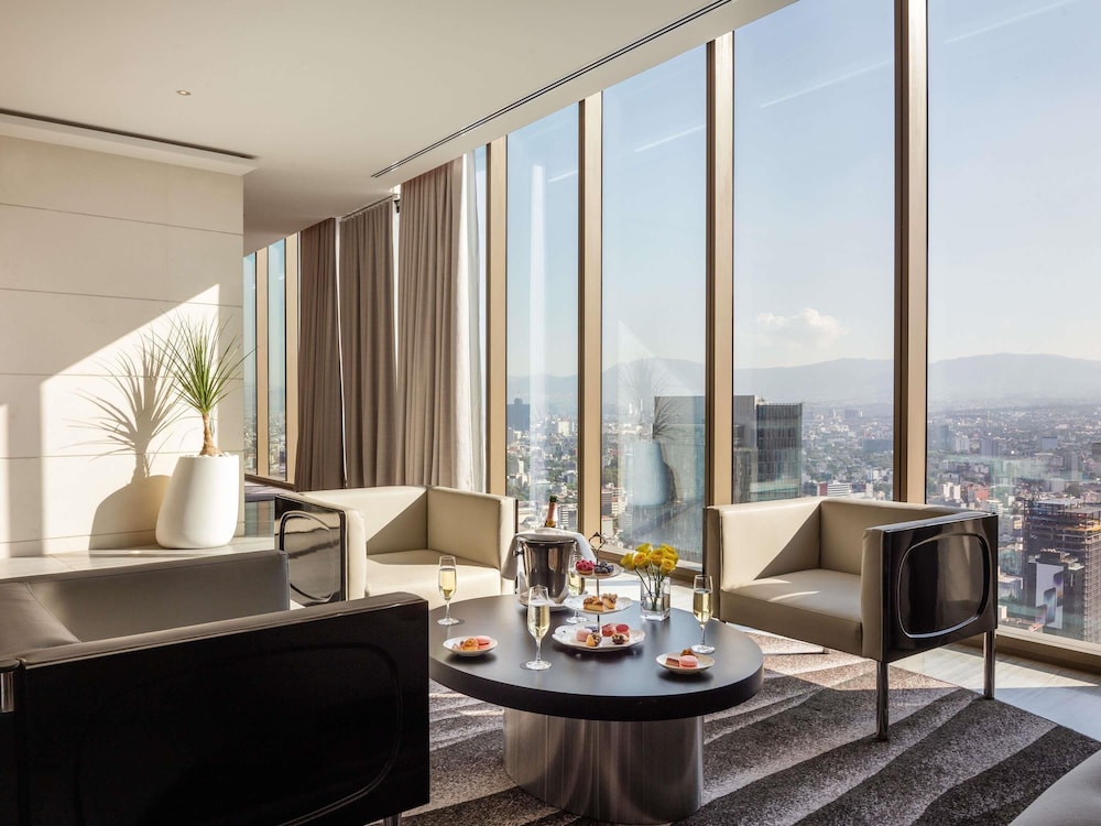 Suite, 1 King Bed, Club Lounge Access (Imperial. Angel Independence View)