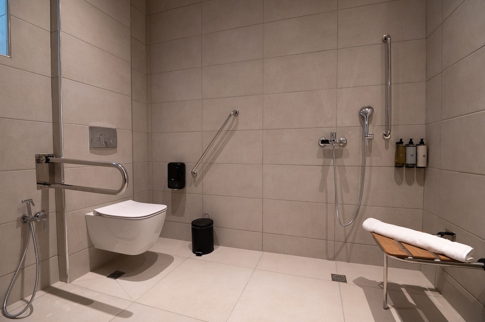 Standard Twin Room, AMEA-Disabled Room - Photo 6