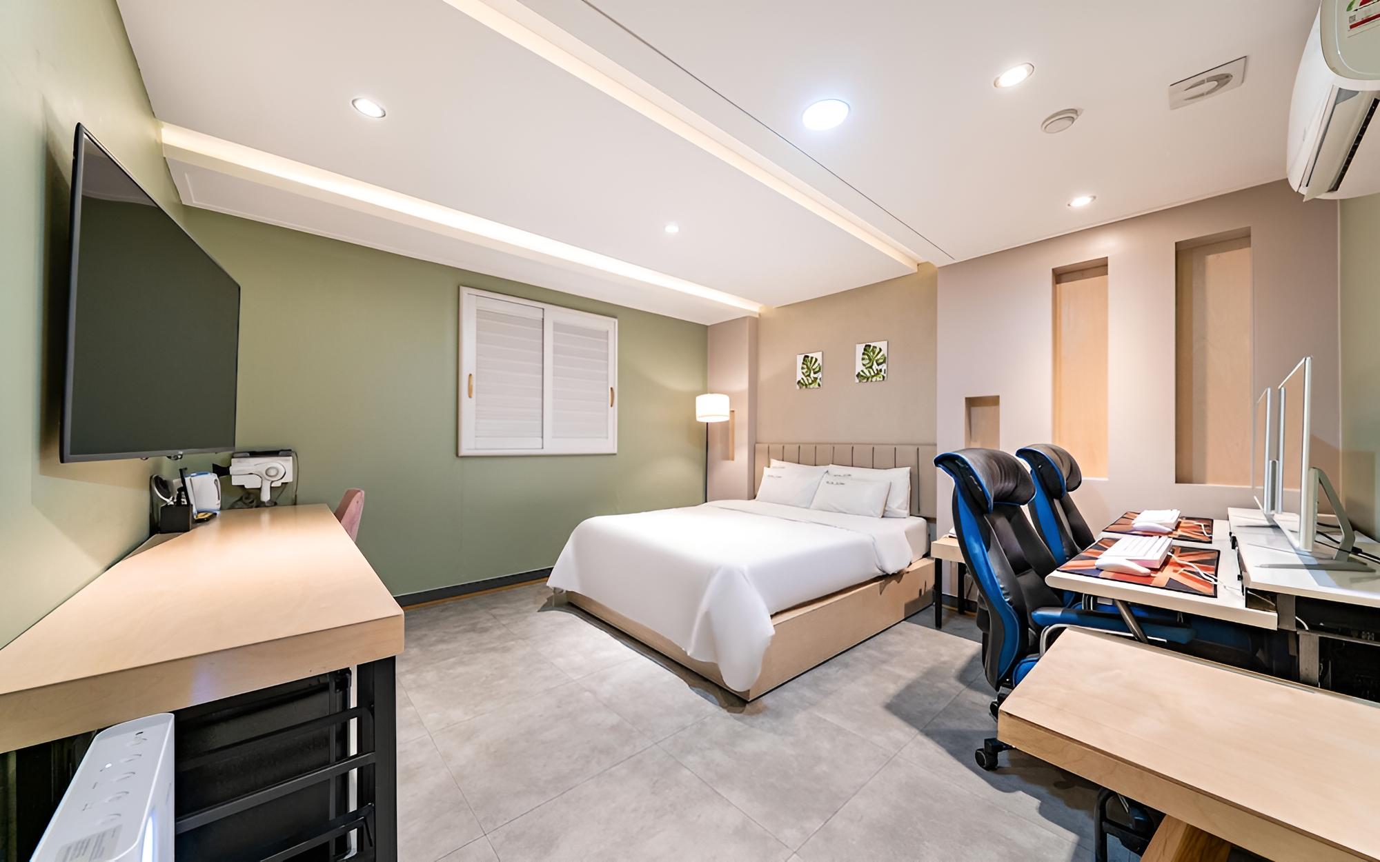 Room (Couple PC I5-CPU & gaming monitor (GT)