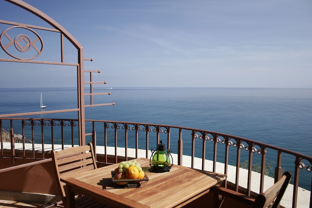 Deluxe Studio Suite, 1 Queen Bed, Sea View - Photo 7