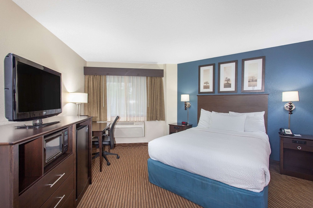 Deluxe Room, 1 Queen Bed, Accessible, Non Smoking - Photo 1