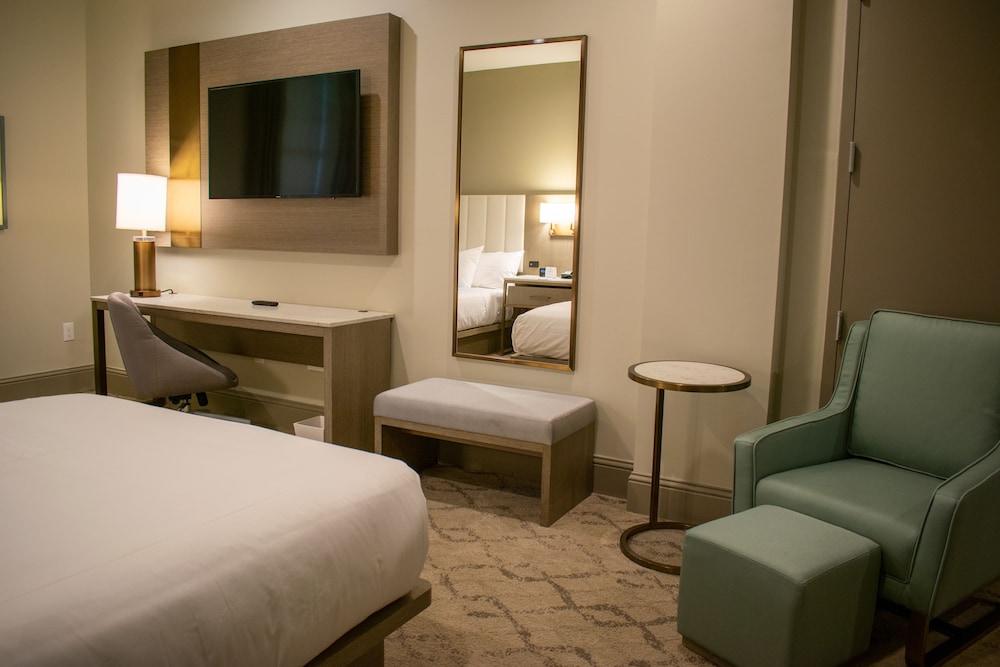 Deluxe Room, 1 King Bed (King With Fountain View) photo 3