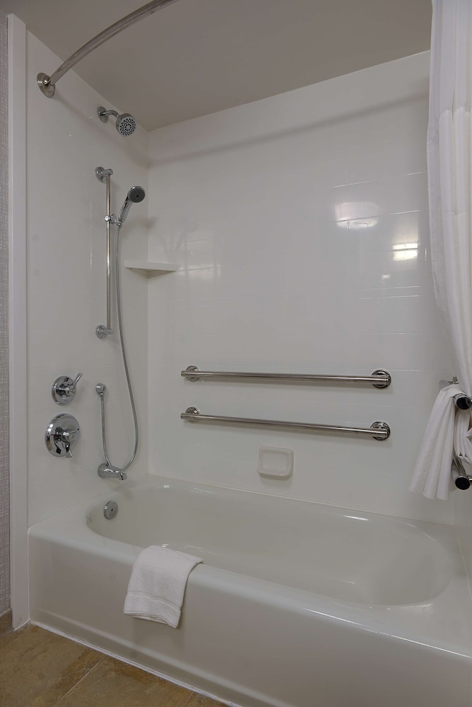 Room, 1 King Bed, Accessible, Bathtub - Photo 3