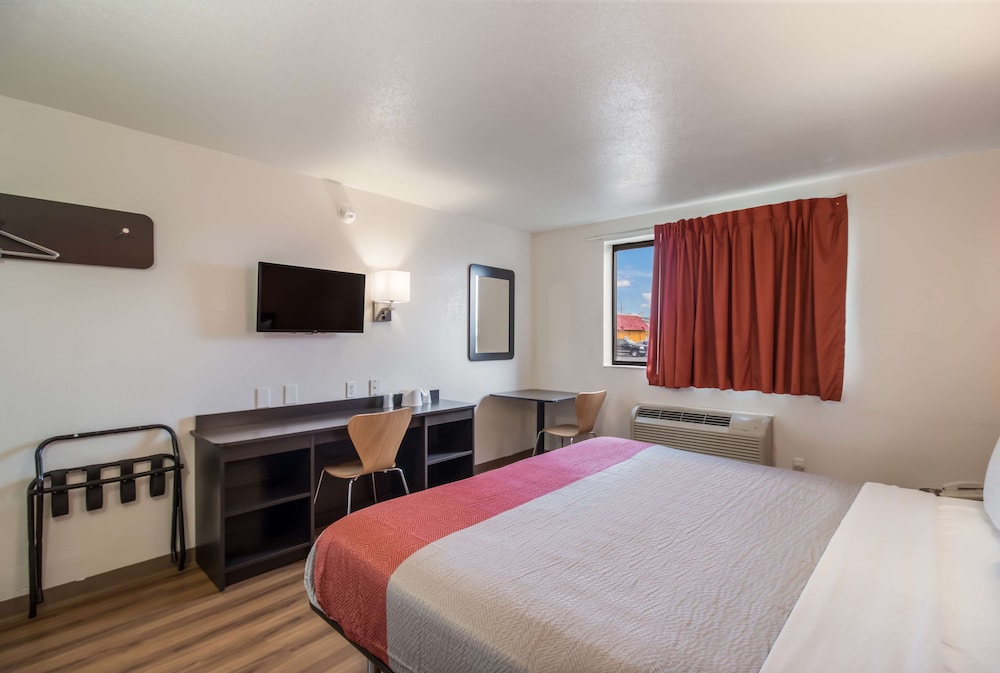 Standard Room, 1 King Bed, Non Smoking photo 2