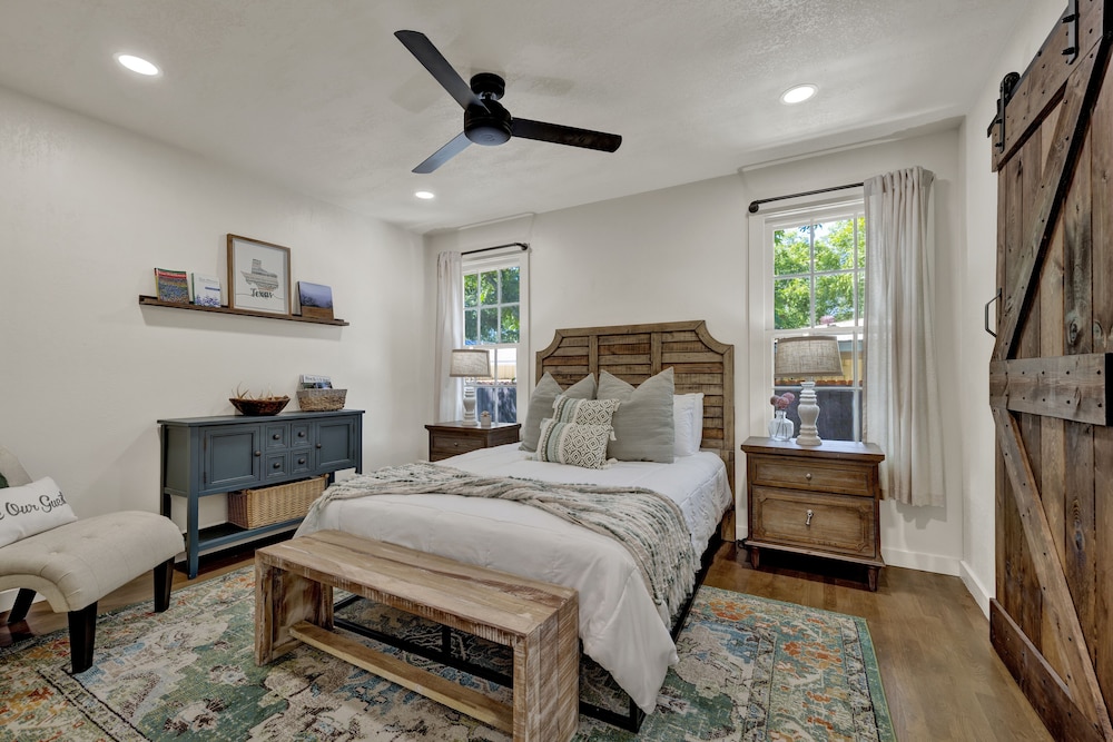 House, Multiple Beds, Hot Tub, Garden View (305 S Crockett St)