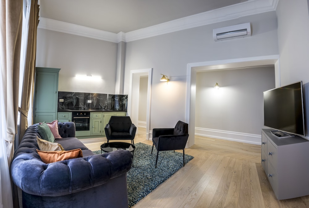 Suite - Photo 9
