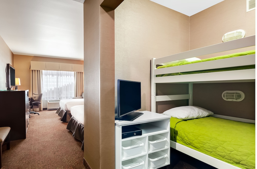 Suite, Multiple Beds - Photo 2