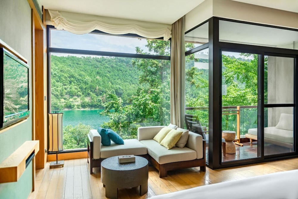 Classic Room, 1 King Bed, Lake View (Forest) - Photo 4