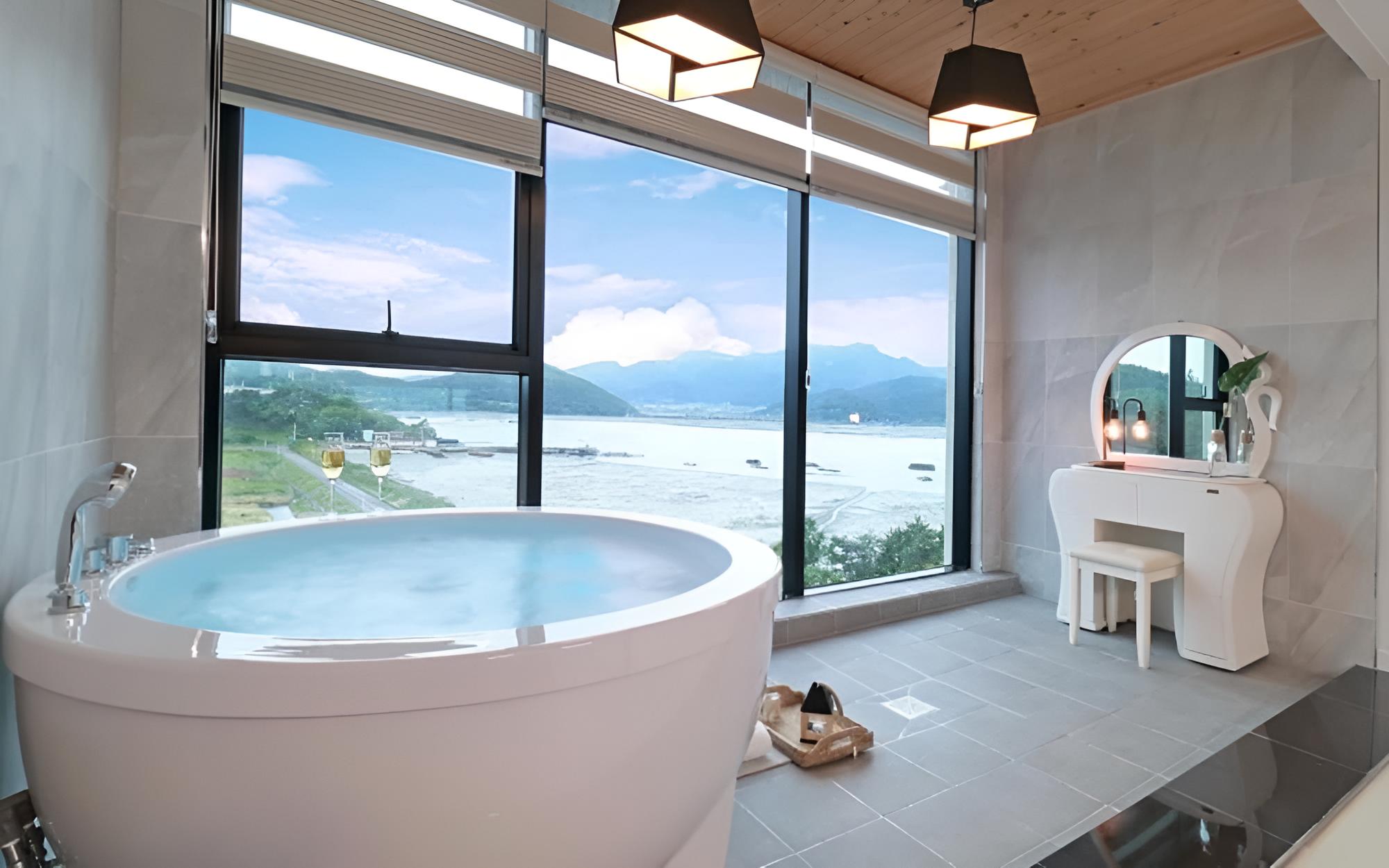 Room (Room 101 (Double Layer Spa)) - Photo 1